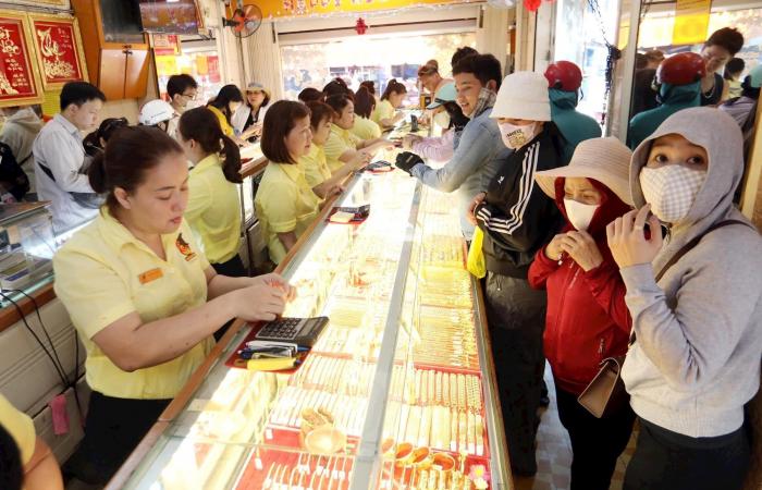 National and world gold prices increased slightly due to the high purchase volume.