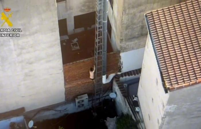 Arrested a macho aggressor who tried to flee from the agents jumping down the roofs in a town in Ávila