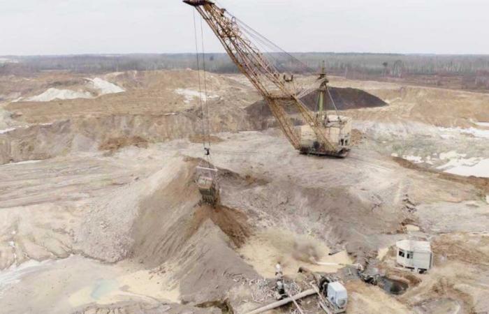 What implies US treatment with Ukraine on minerals