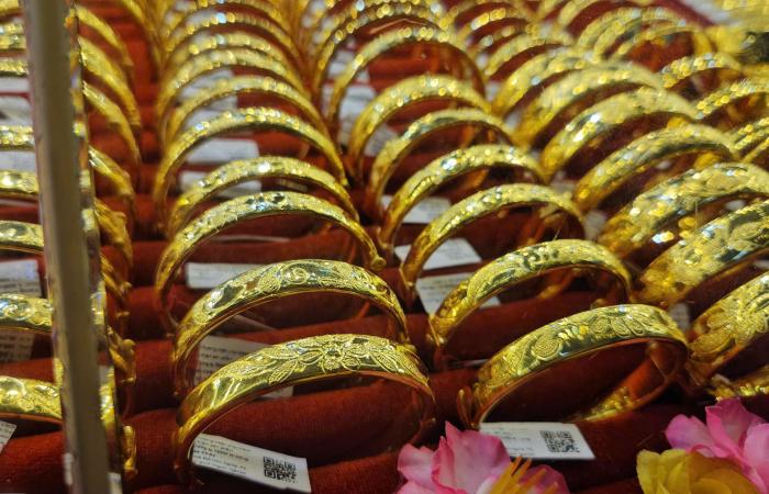 The morning of May 3, the price of gold fluctuated strongly.
