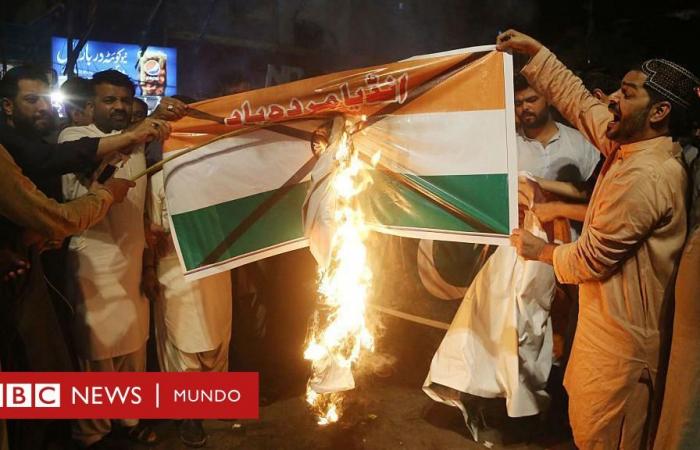 India launches a missile attack against Pakistan and scale the tensions between the two nuclear powers