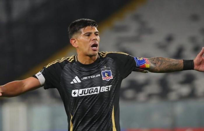 Esteban Pavez points to Jorge Almirón for the win that Colo Colo received at the hands of Fortaleza
