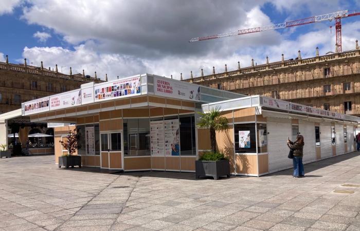 The Plaza Mayor is adorned to host the Municipal Book Fair | Radio Salamanca