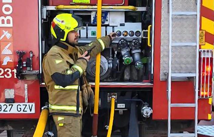 A truck driver dies in the fire after overturning in a tunnel
