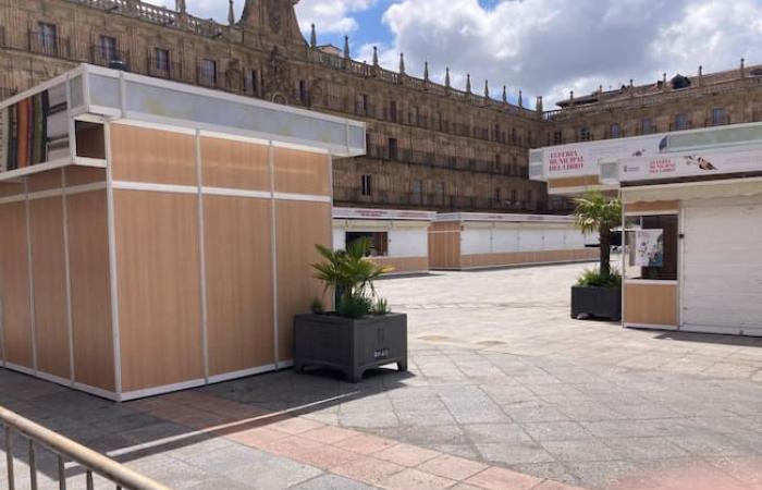 The Plaza Mayor is adorned to host the Municipal Book Fair | Radio Salamanca