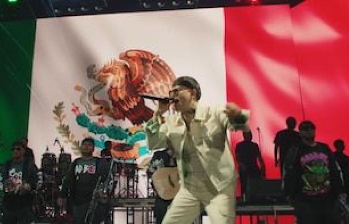 Junior H reacts to the prohibition of narcocorridos after putting out the microphone at the National Fair of San Marcos