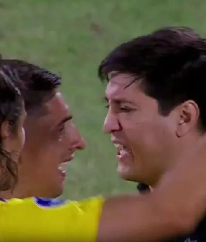 The AGGRESSION of the Sportivo Trinidense coach to the Boca players and the reaction of Edinson Cavani