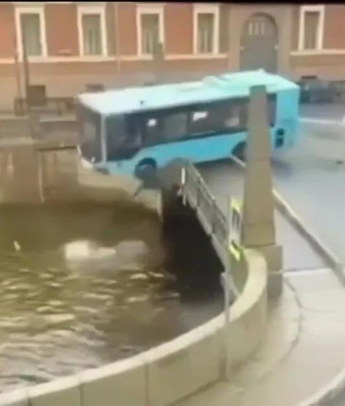A bus fell into a river when trying to cross the “Kissing Bridge”: there are at least 3 dead