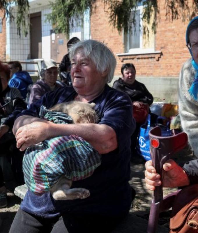 New attacks by Russia force more than 1,700 Ukrainian civilians to evacuate their homes