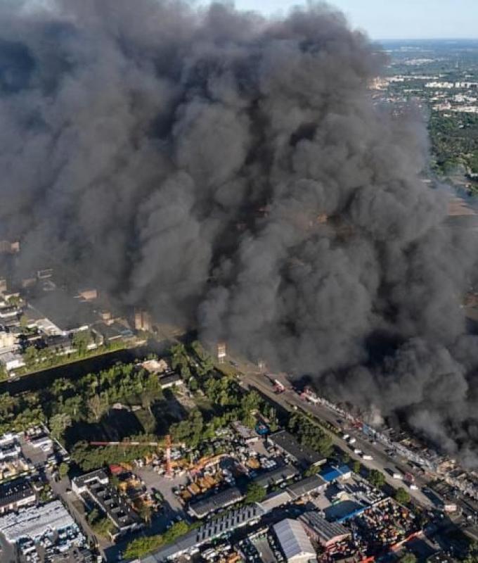 A fire burns down a shopping complex housing 1,400 outlets in Poland’s capital
