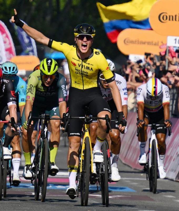 Giro stage 9 report: Kooij wins thriller sprint stage in Naples
