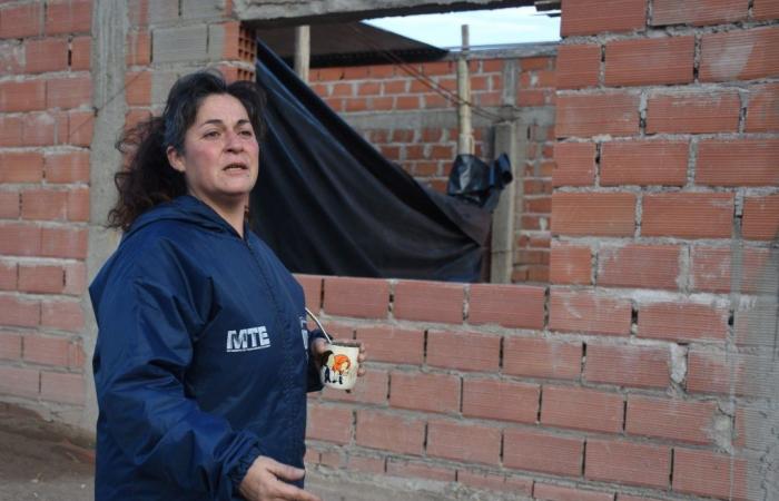 Belén, from a domestic worker to a bricklayer in Roca: a work and a dream paralyzed
