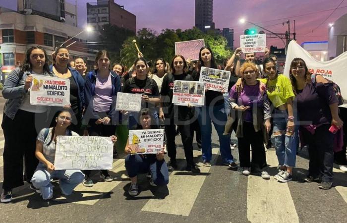 Students from the Almirante Brown Institute demonstrated to demand better conditions to study