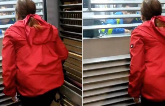 Woman reported that TransMilenio cashier did not receive coins to top up a ticket
