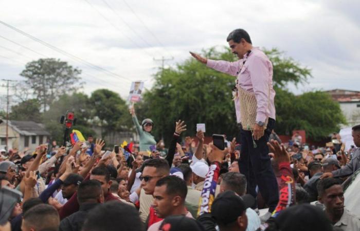 The town of Amazonas overflowed to receive Nicolás Maduro
