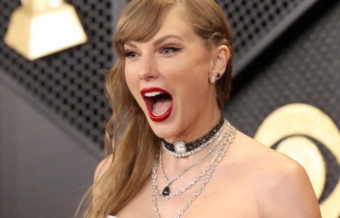 Taylor Swift reused a necklace and sparked theories among fans