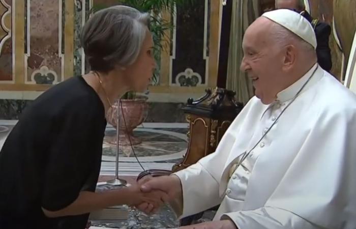 Florinda Meza and her gift to Pope Francis in a famous “conclave of comedians”