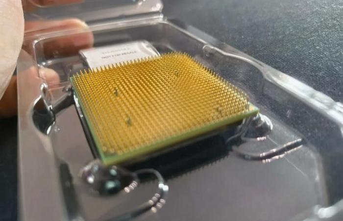 Player accidentally spills thermal paste on the PC processor socket and asks for help to know what to do, sparking a huge debate