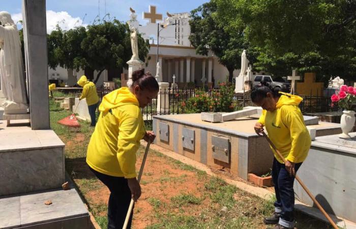 They clean the Corazón de Jesús and San José cemeteries on the eve of Father’s Day