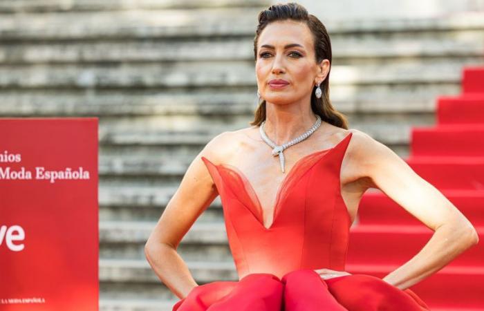 Nieves Álvarez walks through Madrid in an impressive red dress with more than 5 meters of train