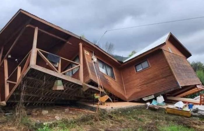 Videos show house about to fall into estuary due to rising water in Quillón | National