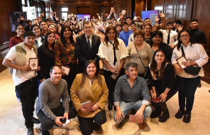 Governor Zamora received students from Aguirre, Avellaneda and Miter at the Government House – El Tribuno Web