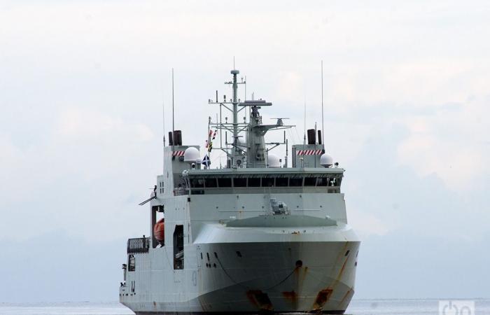 A Canadian military ship arrives in Havana and a US submarine arrives in Guantánamo