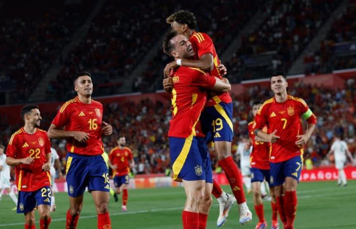 Why does Spain wear red and when was the nickname ‘La Roja’ born to refer to the National Team?