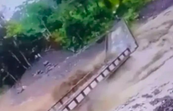 Two bridges collapsed due to heavy rains in Urabá, Antioquia