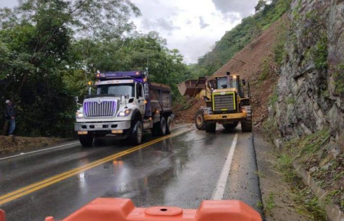 Impressive landslide has closed the Bolombolo road