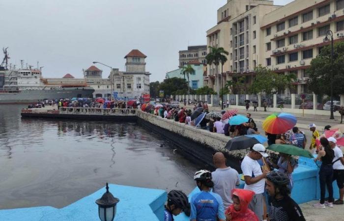 Hundreds of Cubans queue to visit the Russian frigate and submarine in Havana