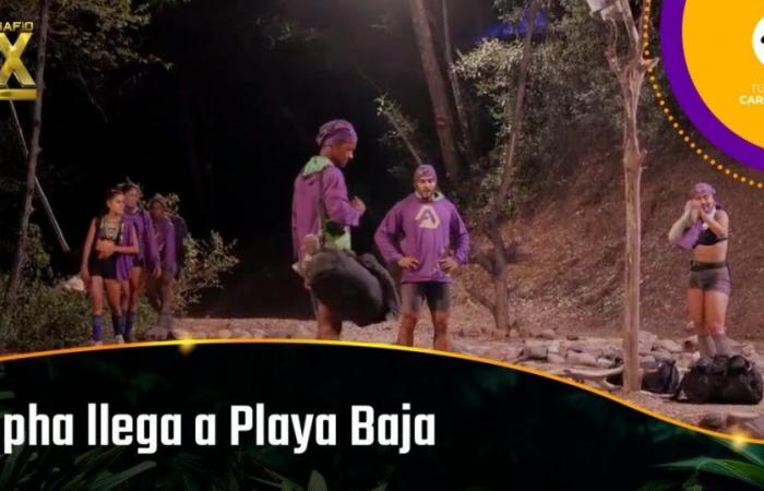 Alpha arrives at Playa Baja in the Challenge and two members of the team complain about Natalia