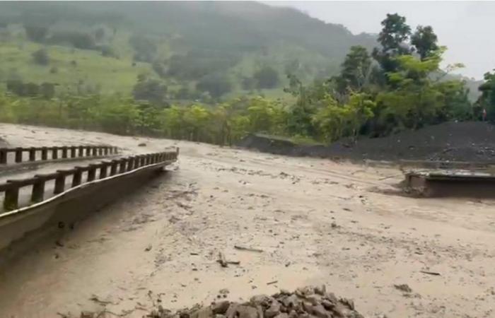 rural community of Carepa is cut off due to the destruction of a bridge