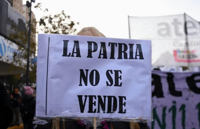 State workers of Neuquén threaten to go on strike if they deduct the days of claim against the Bases Law