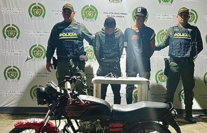 Two motorcyclists captured with a weapon in Santa Marta