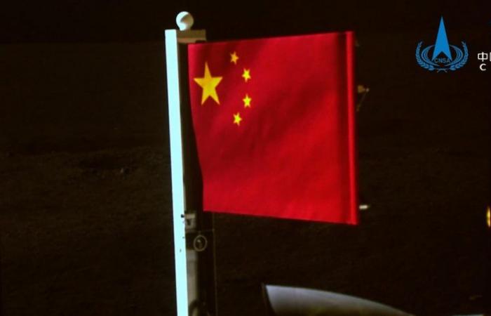 The story of the strange flag that China has planted on the Moon