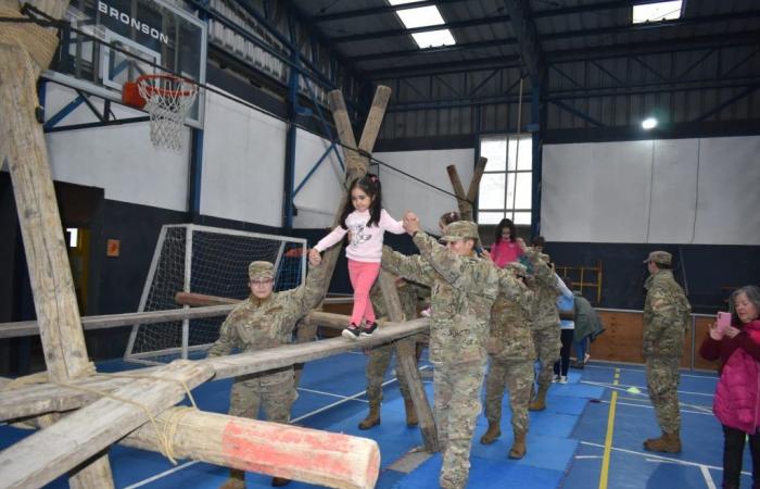 Children from the “Los Chilcos” Kindergarten visit Regiment N°8 “Chiloé” in Puerto Aysén – Radio45Sur.cl