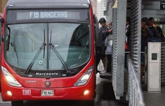 Find out which TransMilenio routes change their schedule and stop operating on Sundays and holidays starting this June 16