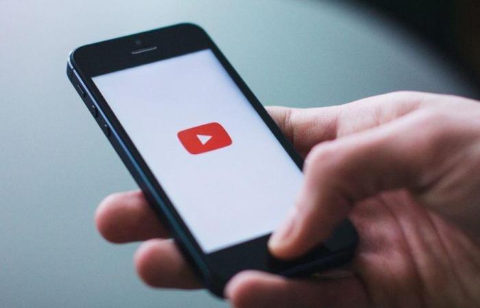 YouTube tests a system to improve live chats and other news