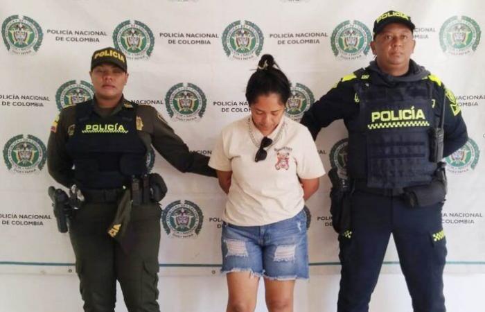 They capture a woman when she apparently tried to take items from a store in La Guajira