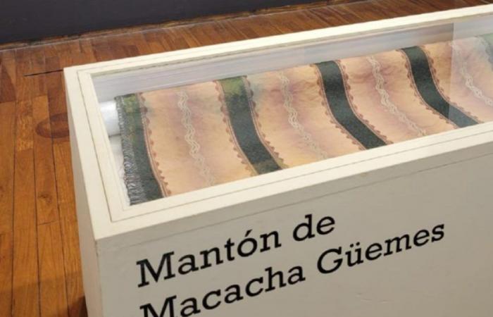 They display the Macacha Güemes shawl