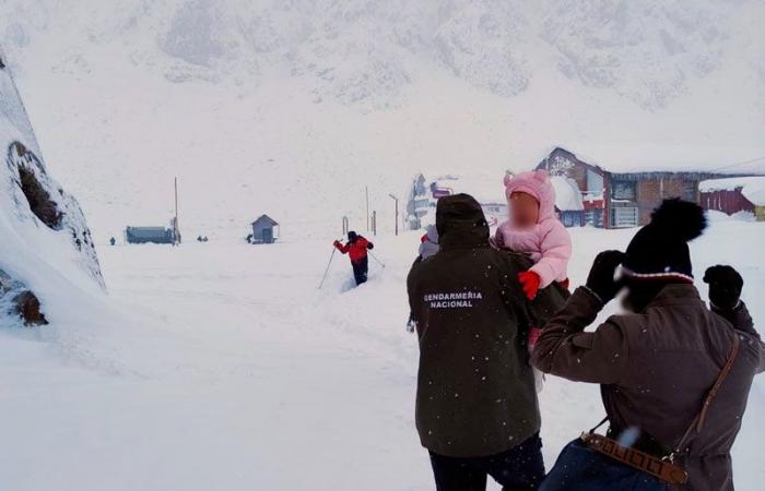 Gendarmes assist families stranded by the storm in Mendoza