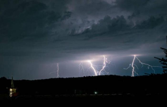 Two minors die after being struck by lightning while looking for a signal for their cell phones on a hill