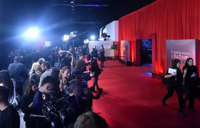 The Martín Fierro de la Radio 2024 awards ceremony begins: in moments, the nominees walk down the red carpet