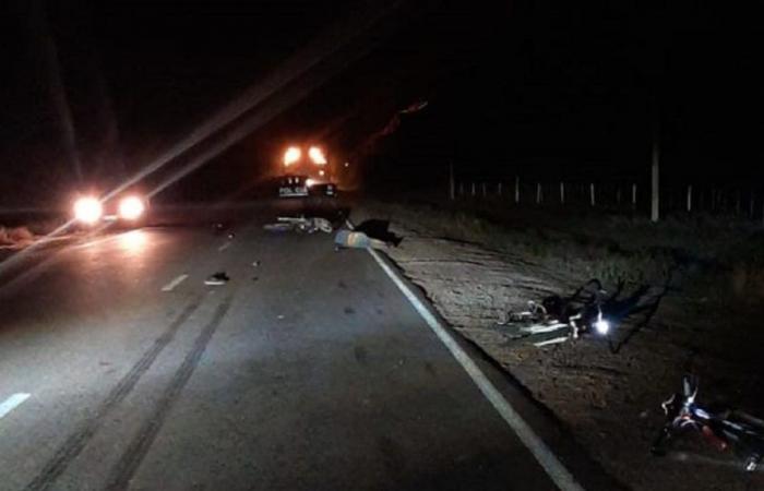 A young man died after a strange accident between a motorcycle and two bicycles on a Mendoza route