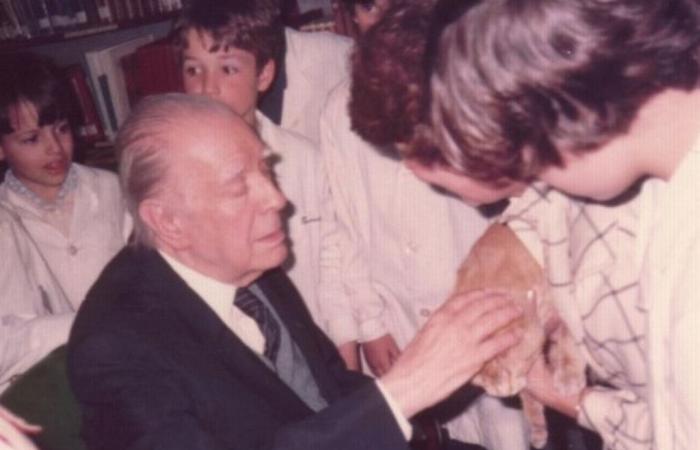 Book Day: When Borges gave a talk and caressed a cat in Villa Sarmiento