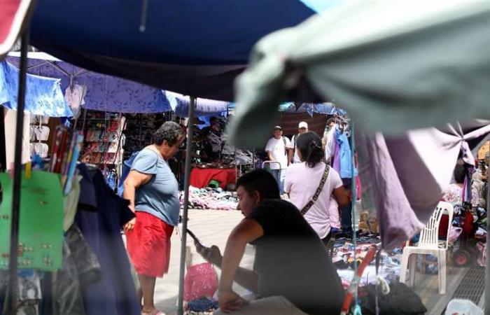 35,000 street vendors take over the streets