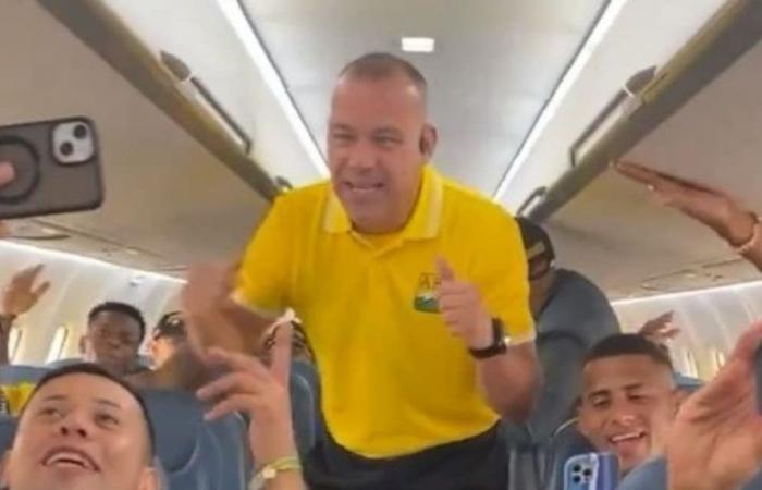 Rafael Dudamel let himself be infected with the ‘Cumbia de los Trapos’ and led the Atlético Bucaramanga celebration on the plane