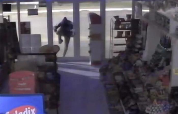 Video | With stones and kicks, a criminal entered a business in Las Grutas to rob
