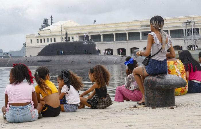 Venezuelan military ship arrives in Santiago, while Havana residents queue to see the Russian frigate